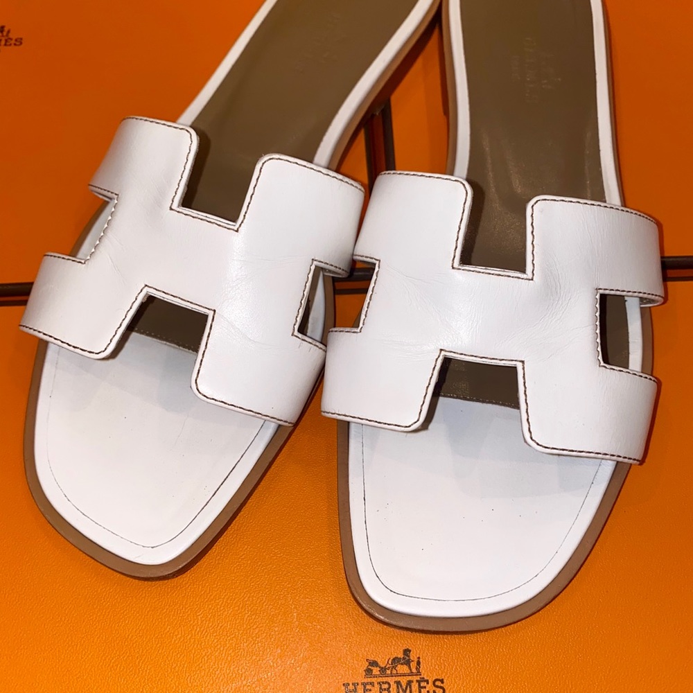 WHITE HERMÈS ORAN SANDALS - Picture 6 of 16